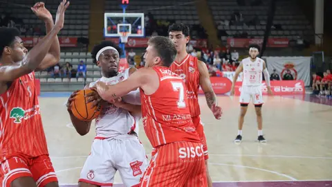 El equipo leonés, tras vencer en la ida por 20 puntos, no se conforma con conservar la ventaja y firma otra contundente victoria (106-90) ante Benicarló para confirmar su ambición en esta fase de ascenso. Fotos: Isaac Llamazares