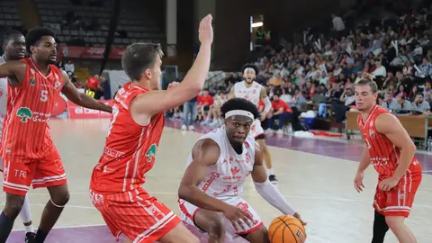 El equipo leonés, tras vencer en la ida por 20 puntos, no se conforma con conservar la ventaja y firma otra contundente victoria (106-90) ante Benicarló para confirmar su ambición en esta fase de ascenso. Fotos: Isaac Llamazares