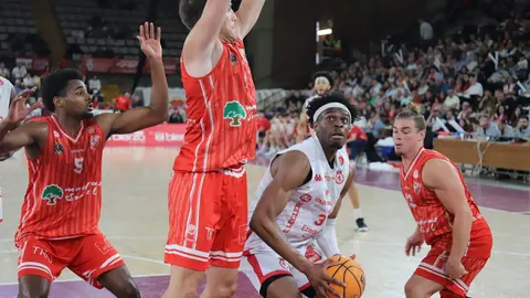 El equipo leonés, tras vencer en la ida por 20 puntos, no se conforma con conservar la ventaja y firma otra contundente victoria (106-90) ante Benicarló para confirmar su ambición en esta fase de ascenso. Fotos: Isaac Llamazares