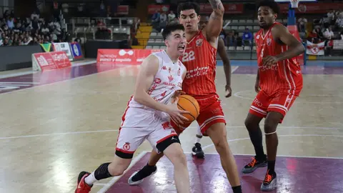 El equipo leonés, tras vencer en la ida por 20 puntos, no se conforma con conservar la ventaja y firma otra contundente victoria (106-90) ante Benicarló para confirmar su ambición en esta fase de ascenso. Fotos: Isaac Llamazares