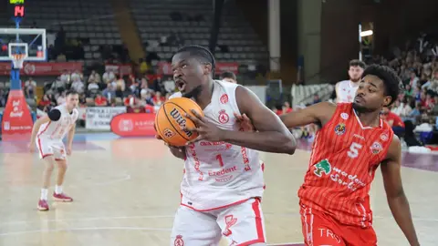El equipo leonés, tras vencer en la ida por 20 puntos, no se conforma con conservar la ventaja y firma otra contundente victoria (106-90) ante Benicarló para confirmar su ambición en esta fase de ascenso. Fotos: Isaac Llamazares