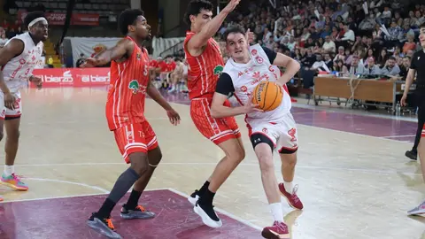 El equipo leonés, tras vencer en la ida por 20 puntos, no se conforma con conservar la ventaja y firma otra contundente victoria (106-90) ante Benicarló para confirmar su ambición en esta fase de ascenso. Fotos: Isaac Llamazares