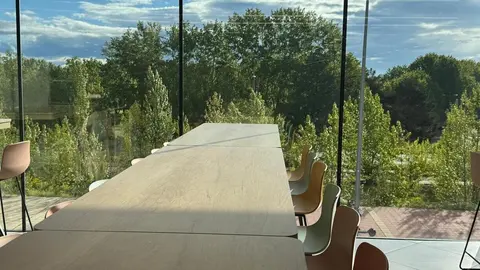 Mercadona inaugura en Oteruelo su primer supermercado con comedor y vistas en León. La cadena valenciana abre un nuevo modelo de tienda más moderno y confortable, con zona de descanso y apuesta por la sostenibilidad.