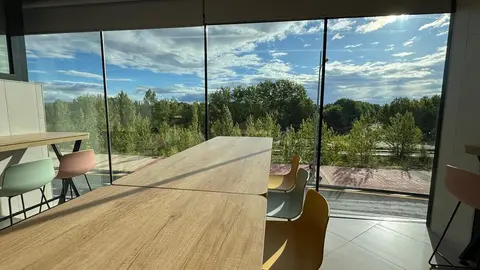 Mercadona inaugura en Oteruelo su primer supermercado con comedor y vistas en León. La cadena valenciana abre un nuevo modelo de tienda más moderno y confortable, con zona de descanso y apuesta por la sostenibilidad.