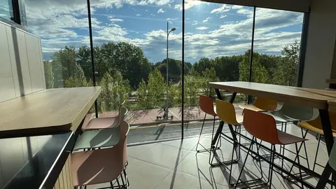 Mercadona inaugura en Oteruelo su primer supermercado con comedor y vistas en León. La cadena valenciana abre un nuevo modelo de tienda más moderno y confortable, con zona de descanso y apuesta por la sostenibilidad.