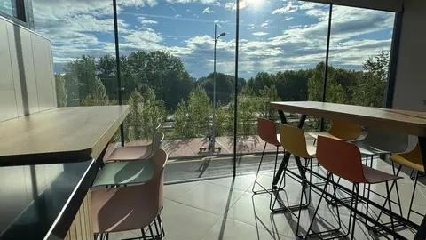 Mercadona inaugura en Oteruelo su primer supermercado con comedor y vistas en León. La cadena valenciana abre un nuevo modelo de tienda más moderno y confortable, con zona de descanso y apuesta por la sostenibilidad.