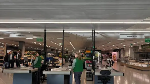 Mercadona inaugura en Oteruelo su primer supermercado con comedor y vistas en León. La cadena valenciana abre un nuevo modelo de tienda más moderno y confortable, con zona de descanso y apuesta por la sostenibilidad.