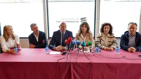 El alcalde de León, José Antonio Diez, y la rectora de la Universidad de León, Nuria González, presentan del Grado en Ciencias Gastronómicas de la ULE. Foto: Campillo.