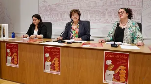 La concejala de Acción y Promoción Cultural, Elena Aguado, la presidenta de la Asociación de Libreros, Sandra Llamas, y la secretaria de la entidad, Cristina Barrientos, presentan la Feria del Libro 2025. Foto: Campillo.