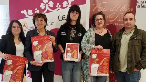 La concejala de Acción y Promoción Cultural, Elena Aguado, la presidenta de la Asociación de Libreros, Sandra Llamas, y la secretaria de la entidad, Cristina Barrientos, presentan la Feria del Libro 2025. Foto: Campillo.
