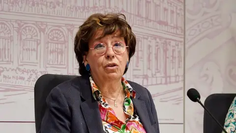 La concejala de Acción y Promoción Cultural, Elena Aguado, la presidenta de la Asociación de Libreros, Sandra Llamas, y la secretaria de la entidad, Cristina Barrientos, presentan la Feria del Libro 2025. Foto: Campillo.