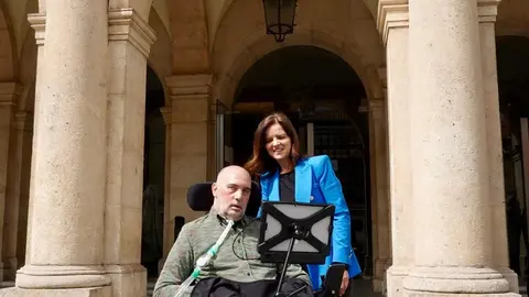 El alcalde de León, José Antonio Diez, preside el acto de entrega del Premio de Comercio Justo a Urbano González Escapa. Foto: Campillo.