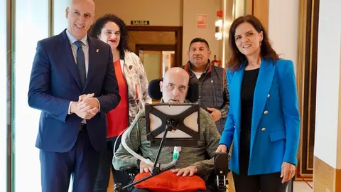 El alcalde de León, José Antonio Diez, preside el acto de entrega del Premio de Comercio Justo a Urbano González Escapa. Foto: Campillo.