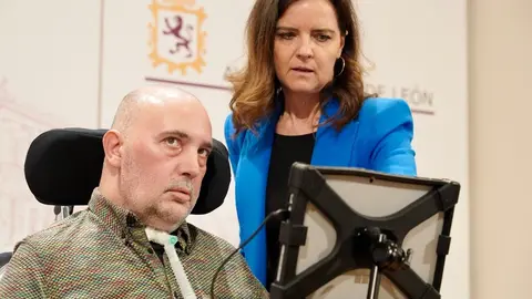 El alcalde de León, José Antonio Diez, preside el acto de entrega del Premio de Comercio Justo a Urbano González Escapa. Foto: Campillo.