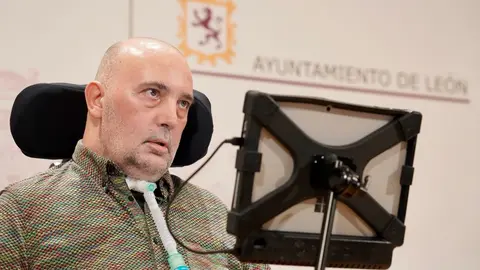 El alcalde de León, José Antonio Diez, preside el acto de entrega del Premio de Comercio Justo a Urbano González Escapa. Foto: Campillo.