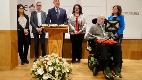 El alcalde de León, José Antonio Diez, preside el acto de entrega del Premio de Comercio Justo a Urbano González Escapa. Foto: Campillo.