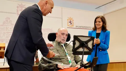 El alcalde de León, José Antonio Diez, preside el acto de entrega del Premio de Comercio Justo a Urbano González Escapa. Foto: Campillo.