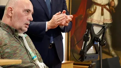 El alcalde de León, José Antonio Diez, preside el acto de entrega del Premio de Comercio Justo a Urbano González Escapa. Foto: Campillo.