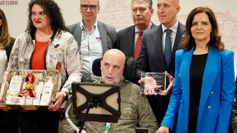 El alcalde de León, José Antonio Diez, preside el acto de entrega del Premio de Comercio Justo a Urbano González Escapa. Foto: Campillo.