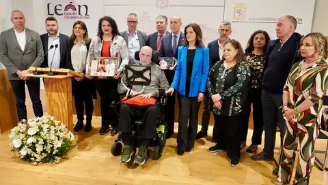 El alcalde de León, José Antonio Diez, preside el acto de entrega del Premio de Comercio Justo a Urbano González Escapa. Foto: Campillo.