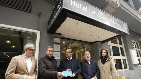 El alcalde de Ponferrada, Marco Morala, el teniente alcalde y concejal de Turismo, Iván Alonso, y el presidente de la Delegación en Ponferrada del Colegio Oficial de Arquitectos de León, Jesús Gorostiza, descubren la primera placa 'Ciudad del Dolar'. Foto: César Sánchez.