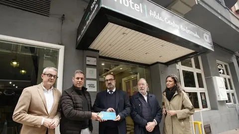 El alcalde de Ponferrada, Marco Morala, el teniente alcalde y concejal de Turismo, Iván Alonso, y el presidente de la Delegación en Ponferrada del Colegio Oficial de Arquitectos de León, Jesús Gorostiza, descubren la primera placa 'Ciudad del Dolar'. Foto: César Sánchez.