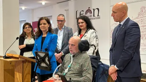 El alcalde de León, José Antonio Diez, preside el acto de entrega del Premio de Comercio Justo a Urbano González Escapa. Foto: Ayuntamiento de León.