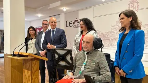 El alcalde de León, José Antonio Diez, preside el acto de entrega del Premio de Comercio Justo a Urbano González Escapa. Foto: Ayuntamiento de León.