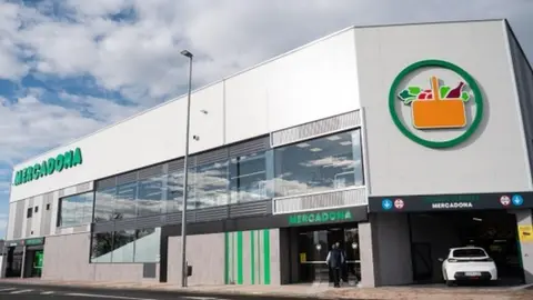 Mercadona inaugura en Oteruelo su primer supermercado con comedor y vistas en León. La cadena valenciana abre un nuevo modelo de tienda más moderno y confortable, con zona de descanso y apuesta por la sostenibilidad.