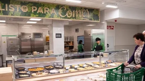 Mercadona inaugura en Oteruelo su primer supermercado con comedor y vistas en León. La cadena valenciana abre un nuevo modelo de tienda más moderno y confortable, con zona de descanso y apuesta por la sostenibilidad.