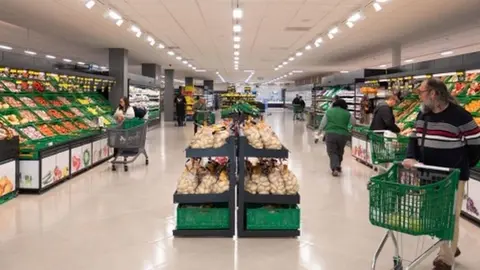 Mercadona inaugura en Oteruelo su primer supermercado con comedor y vistas en León. La cadena valenciana abre un nuevo modelo de tienda más moderno y confortable, con zona de descanso y apuesta por la sostenibilidad.