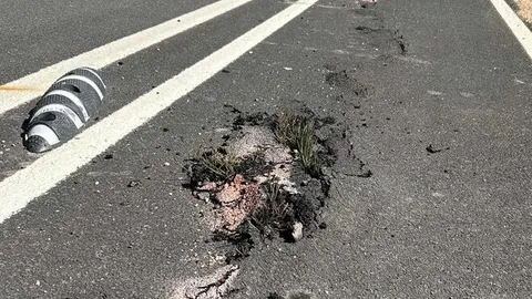 El carril bici que une San Andrés del Rabanedo y Lorenzana es el perfecto ejemplo de desastre en la ejecución pública: cuatro meses después de entregar el vial la hierba crece en el mismo y el deterioro lo hace intransitable.
