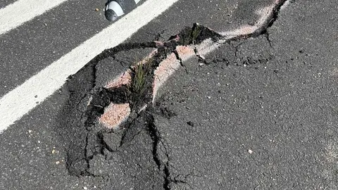 El carril bici que une San Andrés del Rabanedo y Lorenzana es el perfecto ejemplo de desastre en la ejecución pública: cuatro meses después de entregar el vial la hierba crece en el mismo y el deterioro lo hace intransitable.