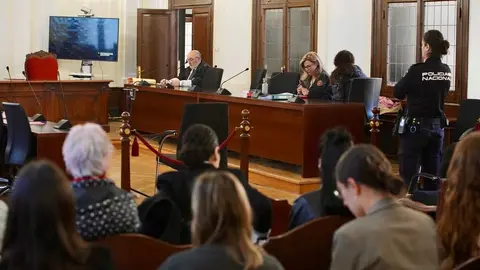 Primera jornada del juicio contra una auxiliar de Enfermería acusada de asesinato por la muerte de una paciente de la Residencia de Ancianos Virgen del Camino de León en 2022. Foto: Campillo.