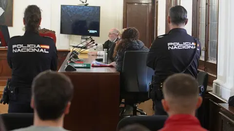 Primera jornada del juicio contra una auxiliar de Enfermería acusada de asesinato por la muerte de una paciente de la Residencia de Ancianos Virgen del Camino de León en 2022. Foto: Campillo.
