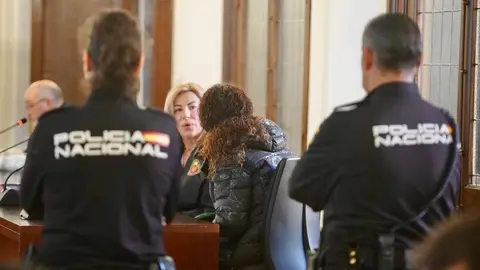Primera jornada del juicio contra una auxiliar de Enfermería acusada de asesinato por la muerte de una paciente de la Residencia de Ancianos Virgen del Camino de León en 2022. Foto: Campillo.