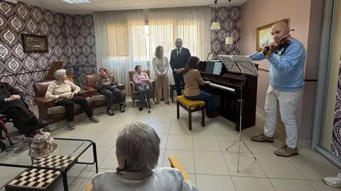 Nicanor Sen visita el centro de Alzheimer León.
