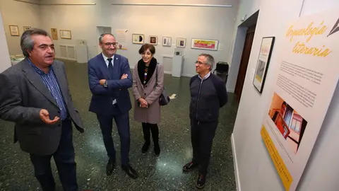 (I a D): El periodista y comisario de la exposición ‘Arqueología literaria: Papeles de  nuestra vida’, Manuel Carlos Cachafeiro; el alcalde de Ponferrada; Olegario Ramón; la concejala de Cultura, Concepción Vega; y el director de la Casa de la Cultura de Ponferrada, Jesús A. Courel, durante la inauguración de la muestra en la Casa de la Cultura de Ponferrada
