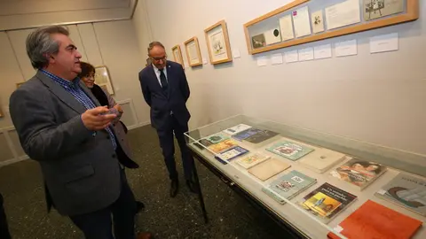 El periodista y comisario de la exposición ‘Arqueología literaria: Papeles de  nuestra vida’, Manuel Carlos Cachafeiro (I), junto al alcalde de Ponferrada, Olegario Ramón (D), y la concejala de Cultura, Concepción Vega, durante la inauguración de la muestra en la Casa de la Cultura de Ponferrada