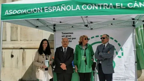 Mesas petitorias de la Asociación Española contra el Cáncer en León por distintos puntos de la ciudad.