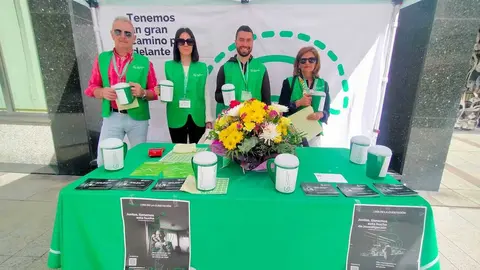 Mesas petitorias de la Asociación Española contra el Cáncer en León por distintos puntos de la ciudad.