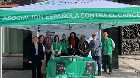 Mesas petitorias de la Asociación Española contra el Cáncer en León por distintos puntos de la ciudad.