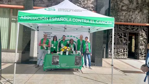 Mesas petitorias de la Asociación Española contra el Cáncer en León por distintos puntos de la ciudad.