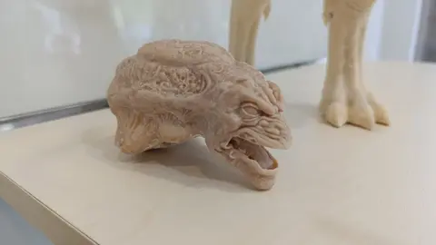 Muestra de la nueva escultura en la que se encuentra trabajando Jorge Pérez. Fotos: Isabel Alonso Álvarez.
