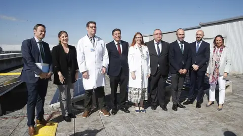 El consejero de Economía y Hacienda y portavoz, Carlos Fernández Carriedo, y el consejero de Sanidad, Alejandro Vázquez Ramos, firman el protocolo para impulsar instalaciones de autoconsumo fotovoltaico en hospitales y centros de salud de la Comunidad.
