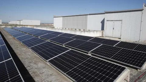 El consejero de Economía y Hacienda y portavoz, Carlos Fernández Carriedo, y el consejero de Sanidad, Alejandro Vázquez Ramos, firman el protocolo para impulsar instalaciones de autoconsumo fotovoltaico en hospitales y centros de salud de la Comunidad.