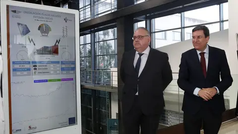 El consejero de Economía y Hacienda y portavoz, Carlos Fernández Carriedo, y el consejero de Sanidad, Alejandro Vázquez Ramos, firman el protocolo para impulsar instalaciones de autoconsumo fotovoltaico en hospitales y centros de salud de la Comunidad.