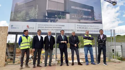 El consejero de Medio Ambiente, Vivienda y Ordenación del Territorio, Juan Carlos Suárez-Quiñones, visita las obras del nuevo edificio institucional en el Parque Tecnológico de León. Foto: Campillo.