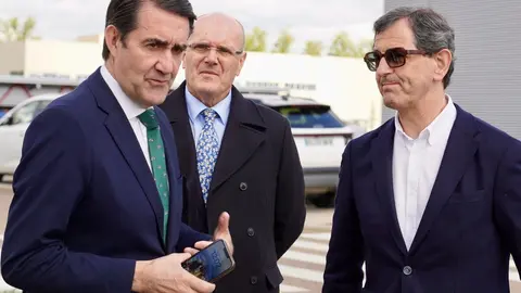 El consejero de Medio Ambiente, Vivienda y Ordenación del Territorio, Juan Carlos Suárez-Quiñones, visita las obras del nuevo edificio institucional en el Parque Tecnológico de León. Foto: Campillo.