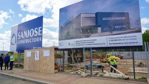 El consejero de Medio Ambiente, Vivienda y Ordenación del Territorio, Juan Carlos Suárez-Quiñones, visita las obras del nuevo edificio institucional en el Parque Tecnológico de León. Foto: Campillo.